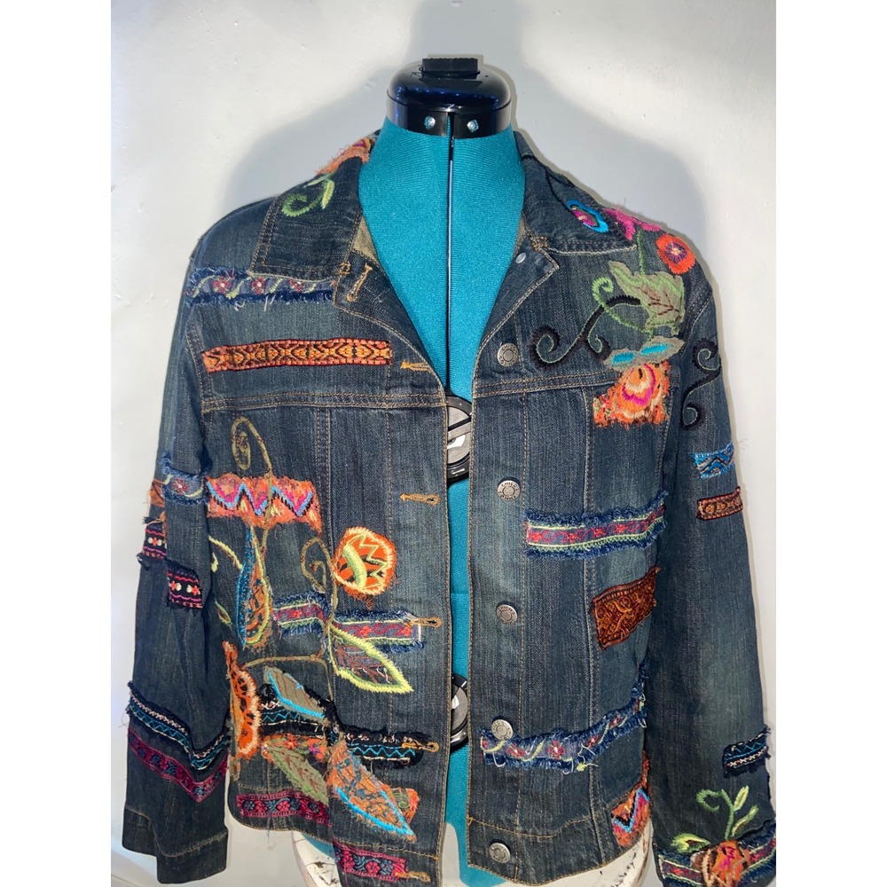 Chico's Embroidered Patchwork Denim Jacket Statement Whimsy Floral Boho Size 1 - Picture 2 of 5